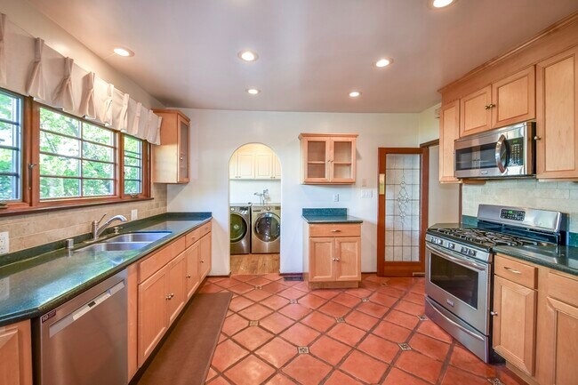 Foto del edificio - 2814 Fleur Dr