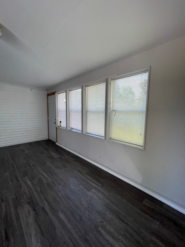 área del porche cubierto - 282 N Franklin St