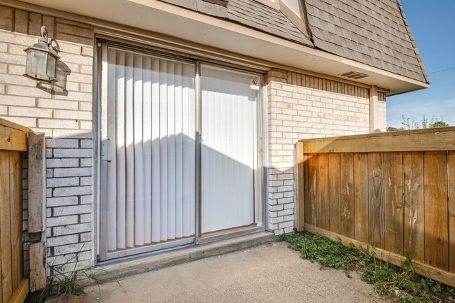 Building Photo - Cozy, One Bedroom Townhome