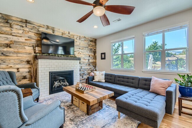Foto del edificio - Beautiful 4 Bedroom Home with Stunning Vie...