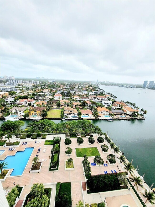 Foto del edificio - 1000 W Island Blvd