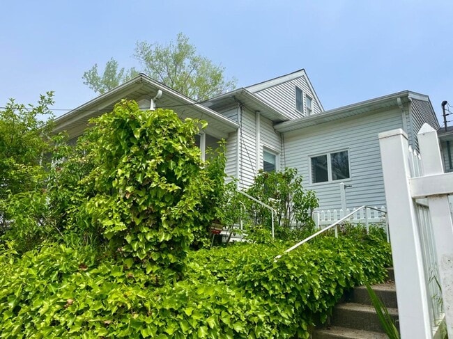 Building Photo - FURNISHED Midterm rental: LOCATION LOCATION LOCATION: 3 bed 3bath for rent