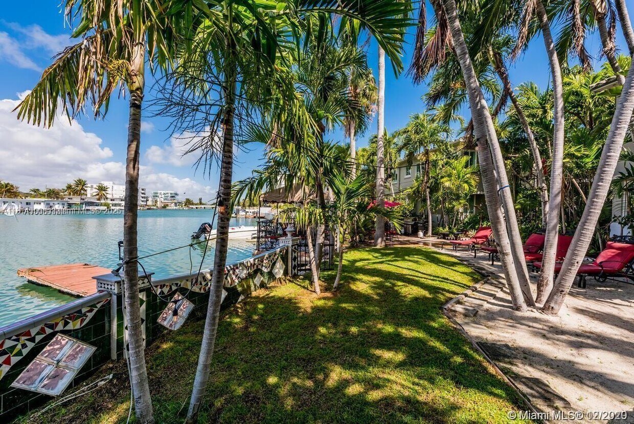 Foto del edificio - 8142 Byron Ave