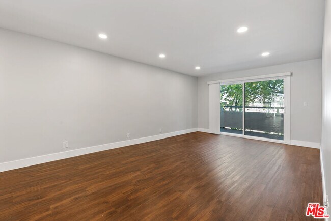 Building Photo - 16550 Vanowen St