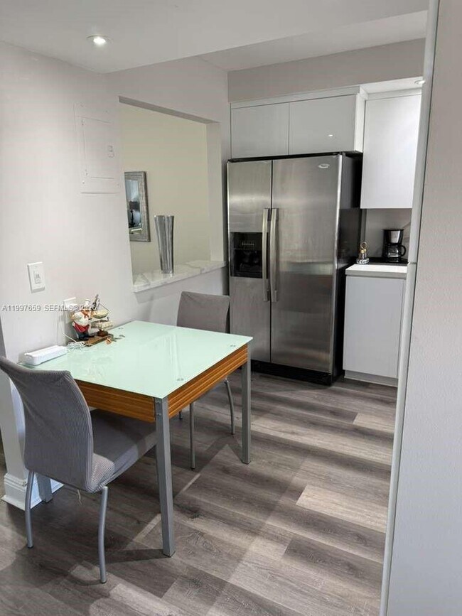 Foto del edificio - 691 S Hollybrook Dr