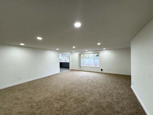 Foto del edificio - Completely Remodeled Three Bedroom in North Tacoma