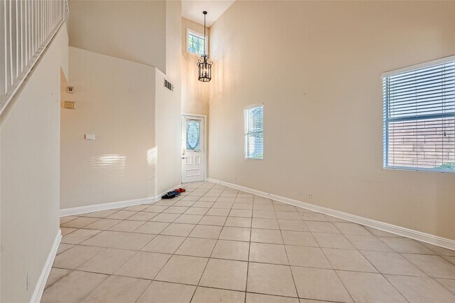 Foto del edificio - 5 Bedroom Home with Heated POOL & SPA Near...
