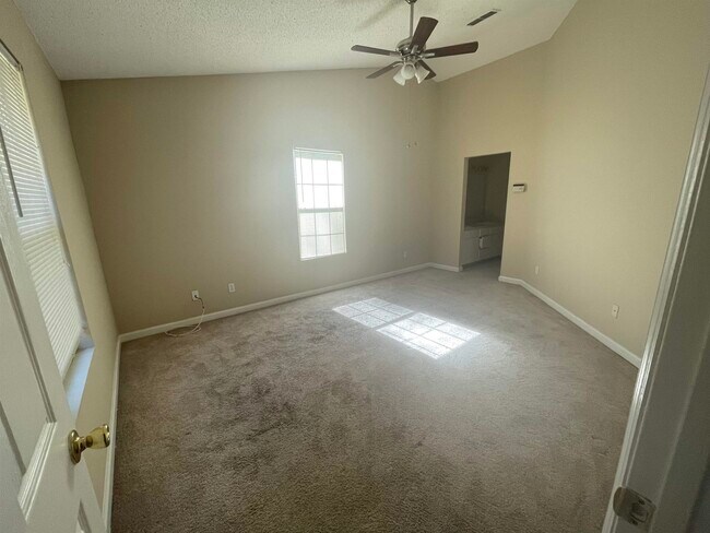 Building Photo - 3025 Thomas Rd