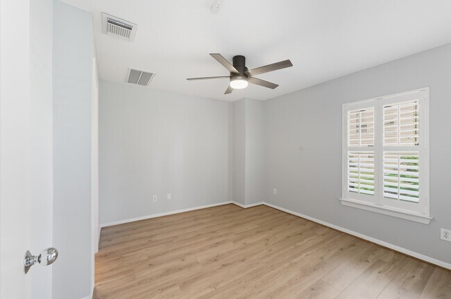 Foto del edificio - 1269 W 17th St
