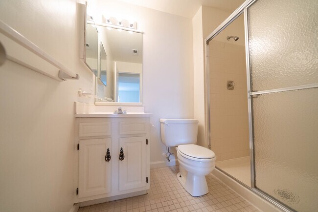 Ensuite Bath - 600D Unit C Phase I - Harborside Village Apartments