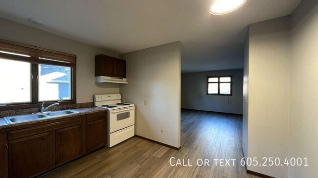 Building Photo - Cozy 2 Bedroom 1 Bathroom Apartment Close ...