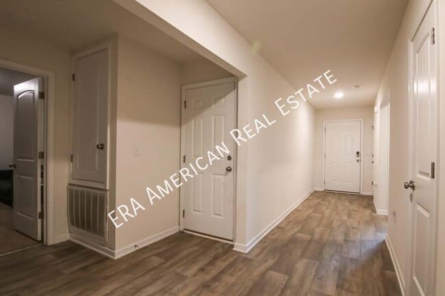 Building Photo - 808 Moorhan Way-