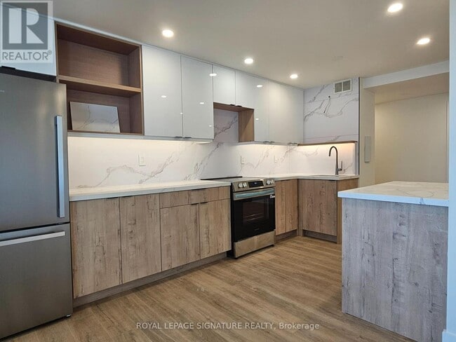 Building Photo - 720 Spadina Ave.