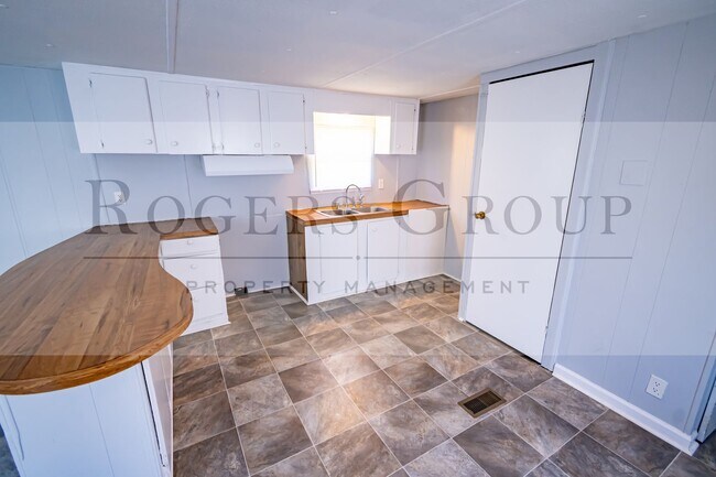 Building Photo - 385 Julian Smith Rd