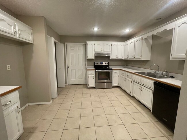 Building Photo - Available now remodeled 2 bedroom 2 bathro...