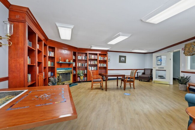 Biblioteca - Pin Oak Village Senior Apartments, 55+