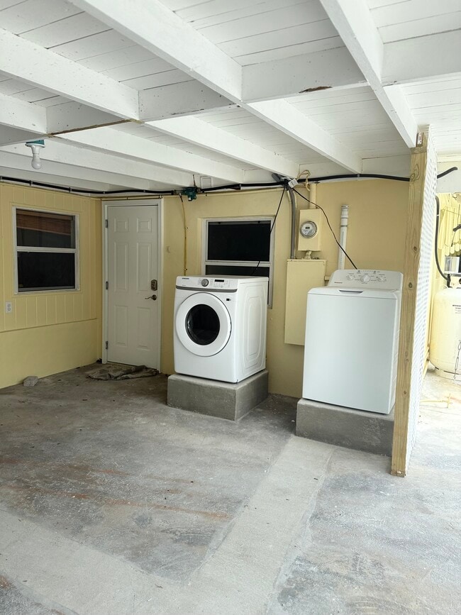 APT A WASHER AND DRYER - 2929 Patterson Ave