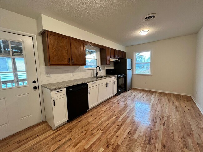 Building Photo - Newly renovated 3bed/1bath for rent!