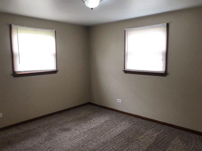 Building Photo - 303 Kathleen Dr