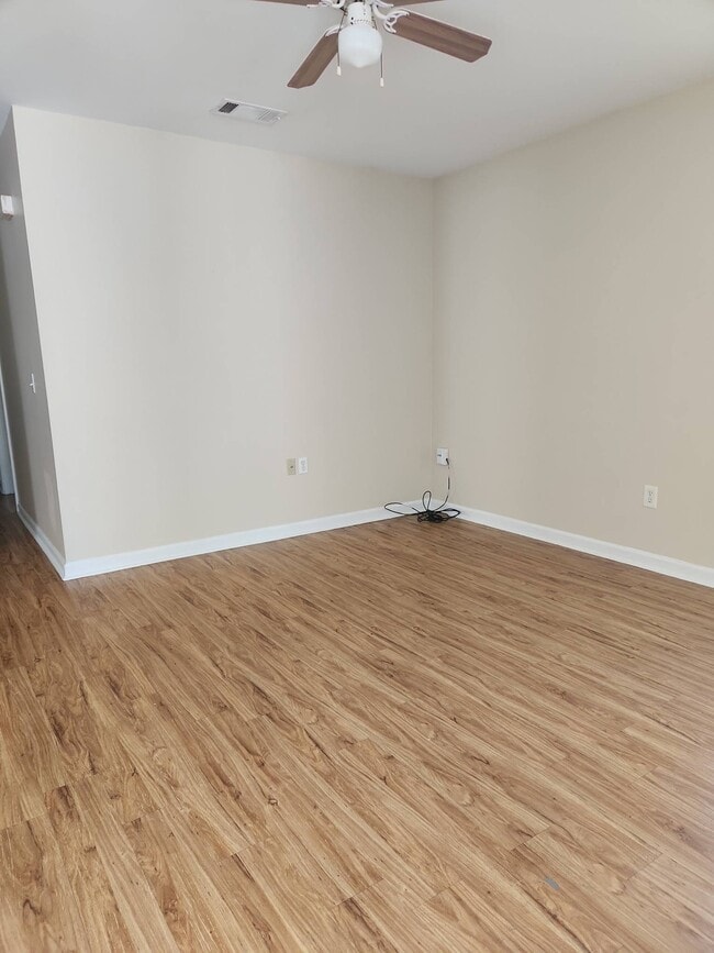 Foto del edificio - 5355 McClelland Dr