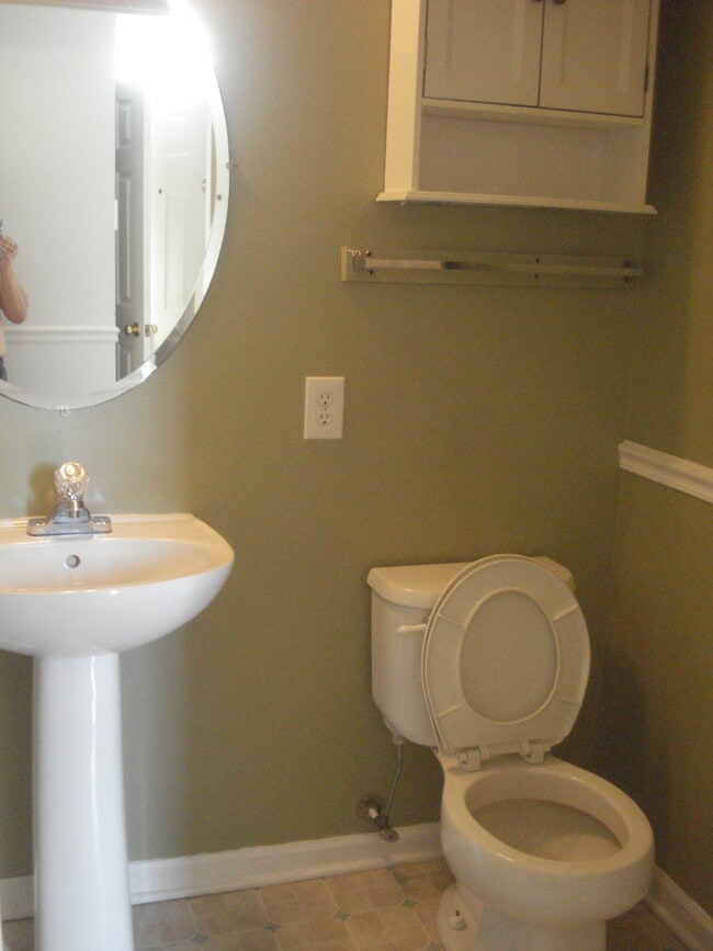 Building Photo - 445 Amelanchier Ct