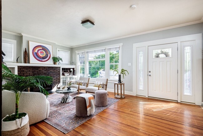 Building Photo - $0 DEPOSIT OPTION! TRADITIONAL BRICK HOME – 4 BED / 2 BATH IN WASH PARK