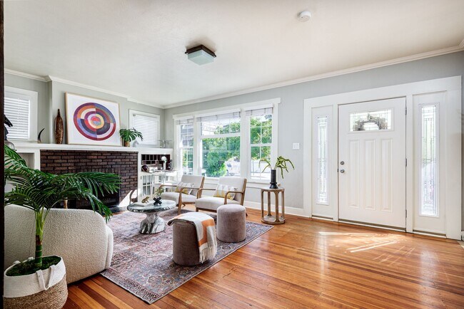 Foto del edificio - $0 DEPOSIT OPTION! WASH PARK, BRIGHT AND B...