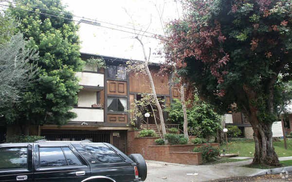 Building Photo - Woodland Manor