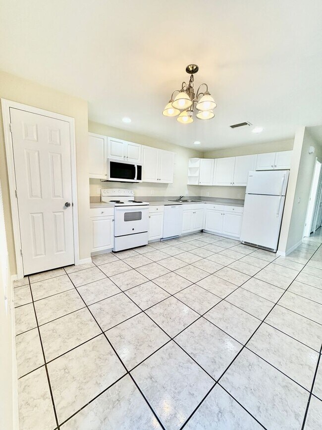 Building Photo - 3-Bedroom, 2-Bath Duplex with Screened Lanai & Included salt service and  Lawn Care