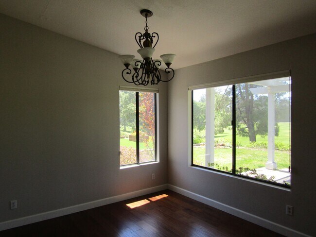 Building Photo - Single level with great golf course views