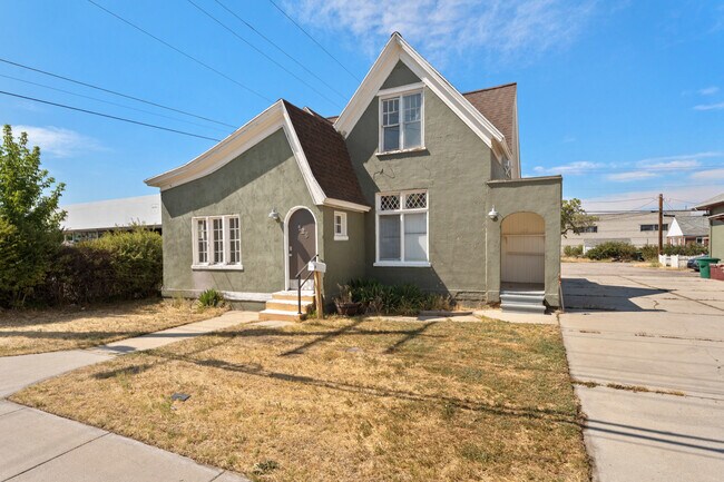 Photo - 4800 Holdings LLC Apartment