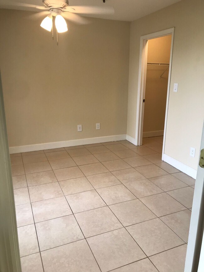 Foto del edificio - 4049 Crockers Lake Blvd