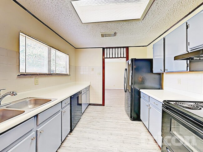 Foto del edificio - 8015 Chestnut Barr Dr