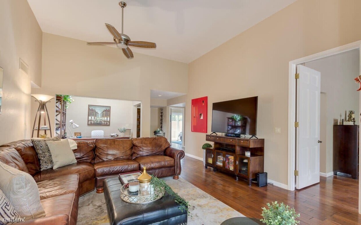 Primary Photo - 1 br, 1 bath Condo - 3034 E Stella Ln