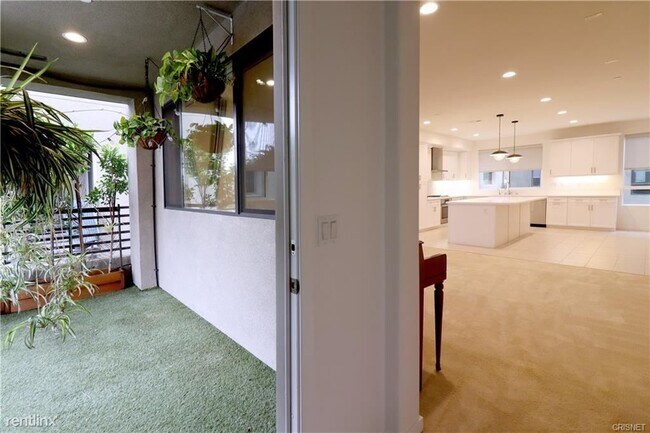 Building Photo - 4 br, 4 bath House - 13157 Victory Blvd