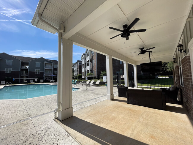 Terraza de la piscina - Entretenimiento - Groves at Berry Creek