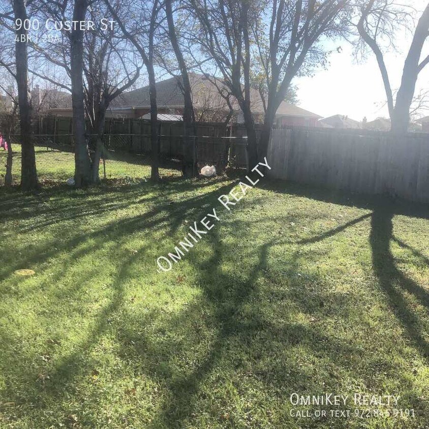 Foto del edificio - 900 Custer St