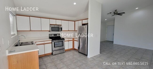 Building Photo - 8339 W Elm St