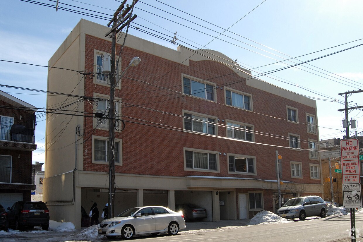 Building Photo - 2700 Summit Ave