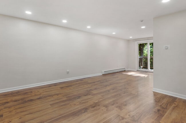 Foto del edificio - 650 Robbins Ave