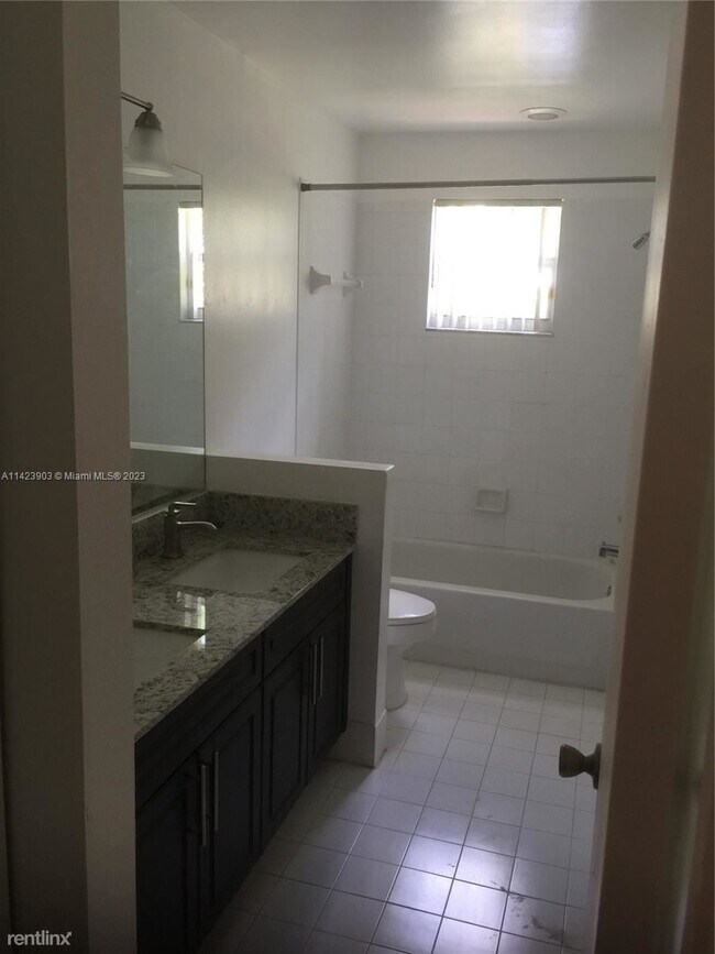 Foto del edificio - 3 br, 2.5 bath Townhome - 401 SW 120th Ave