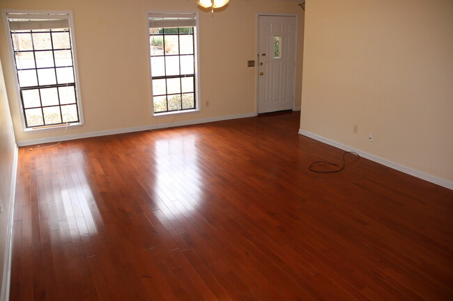 Foto del edificio - 3 Bedroom 2 Bath in Cary Woods S/D