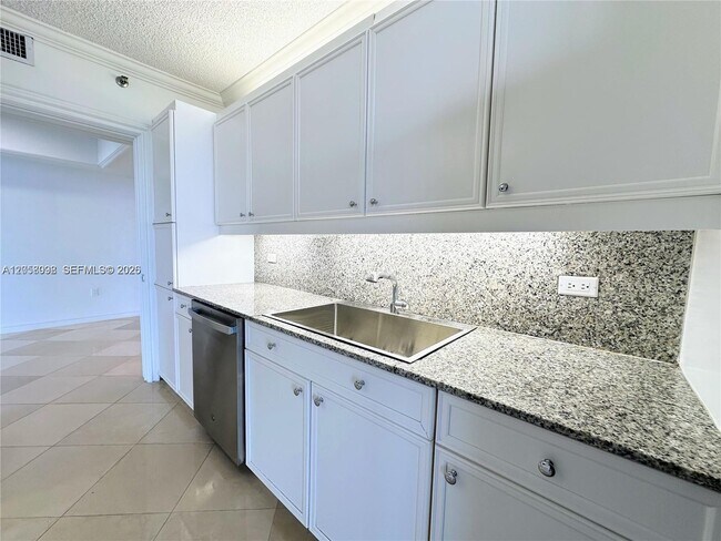 Foto del edificio - 8855 Collins Ave