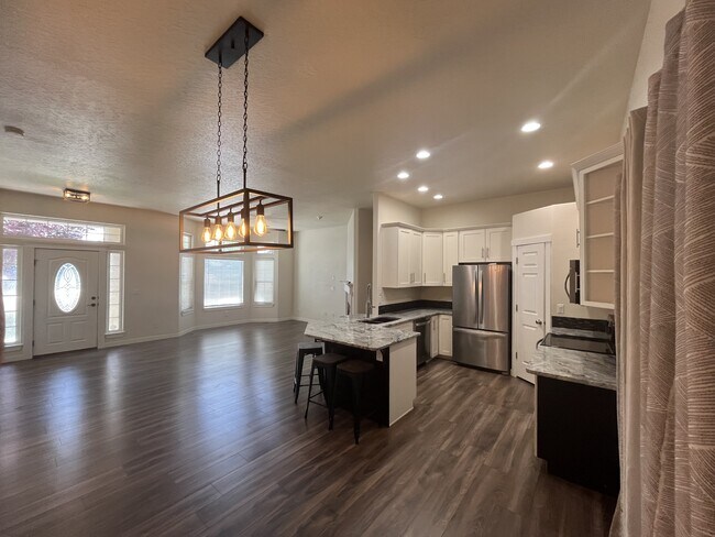 Building Photo - 1820 W Camelot Dr