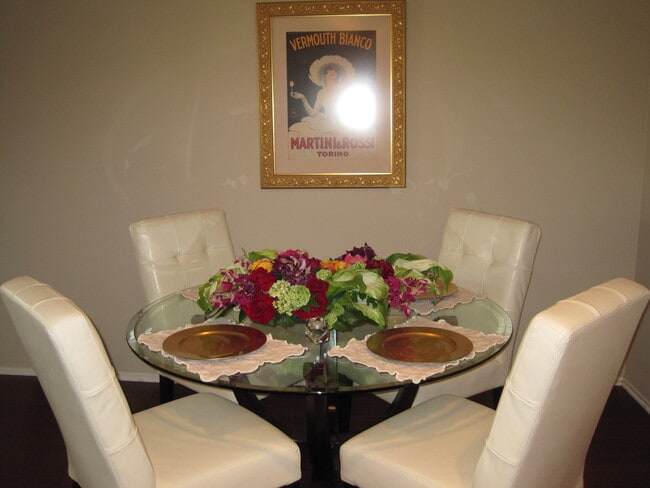 Building Photo - Brentwood Condo