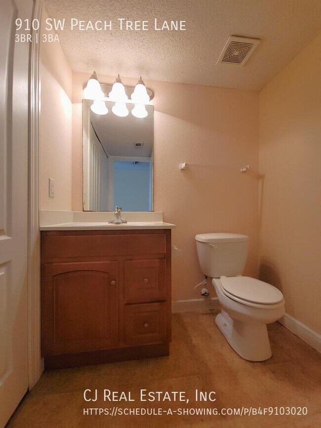 Building Photo - 910 SW Peach Tree Ln