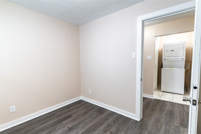 Building Photo - 307 N Live Oak St