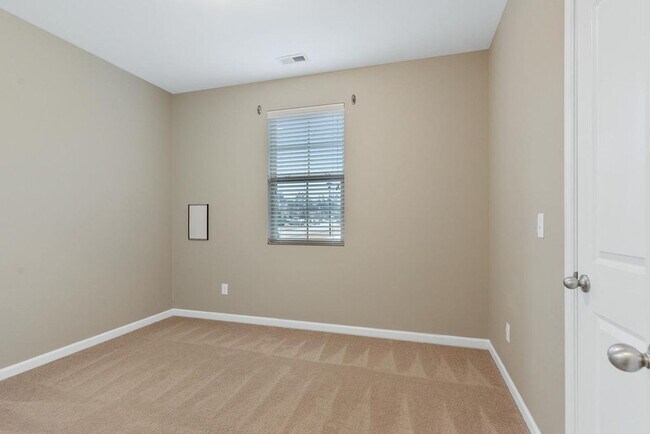Foto del edificio - End Unit Townhome Available in Apex!