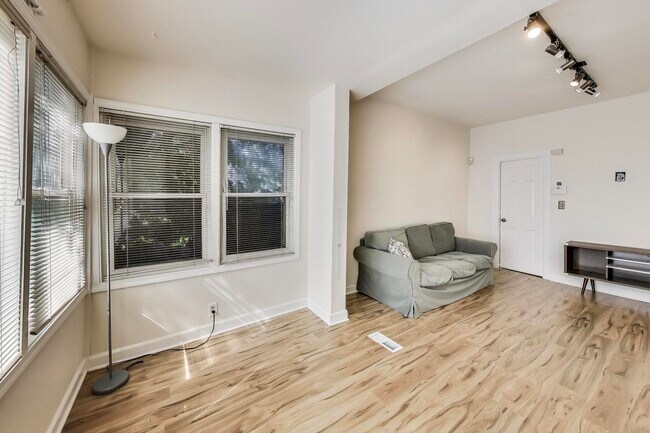 Foto del edificio - 2643 N Mildred Ave