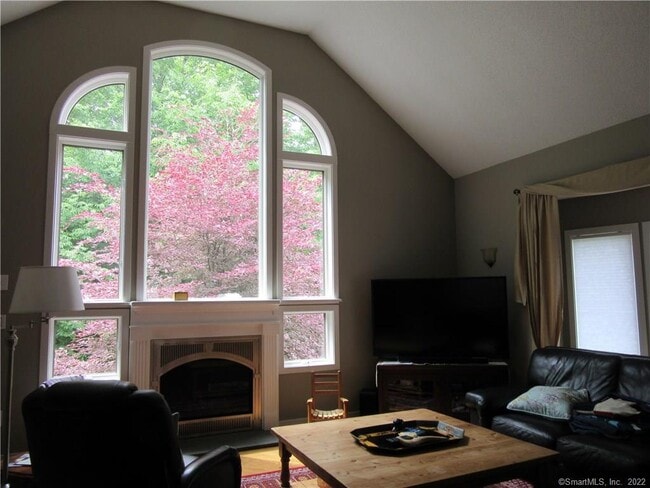 Building Photo - 18 Fox Run